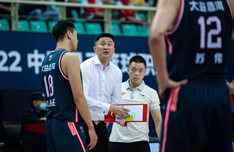 秦刚恭敬无比的说道：叶大师何等身份，我们理应恭敬侍奉、不得坏了规矩。